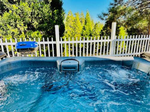 North Fork Apartamento | Timberview Suite-Hot Tub-Forest Views-Sleeps 2
