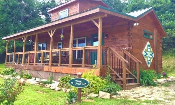 Fancy Gap Cabina | Time to Unwine-Waterfront Cabin w/Hot Tub! Pet Friendly! Blue Ridge Parkway
