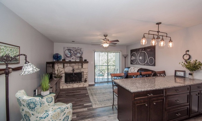 Canyon Lake Condominio | "Viaje en el tiempo" a Canyon Lake Condo w / Lakeview