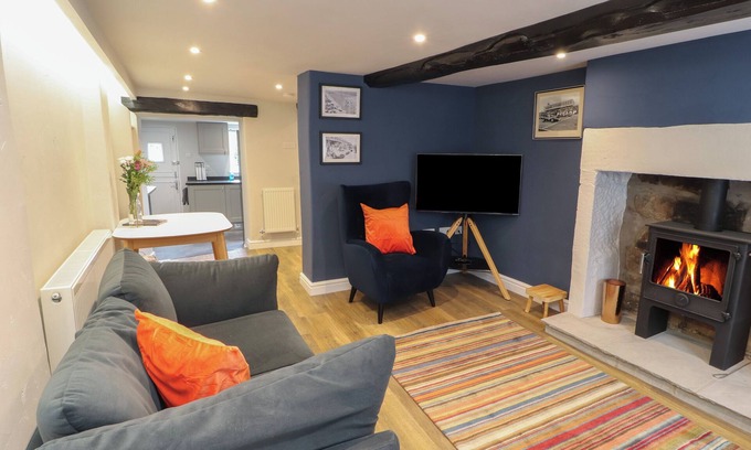 Warton Cabaña | TIMEKEEPER'S COTTAGE, pet friendly, with open fire in Carnforth