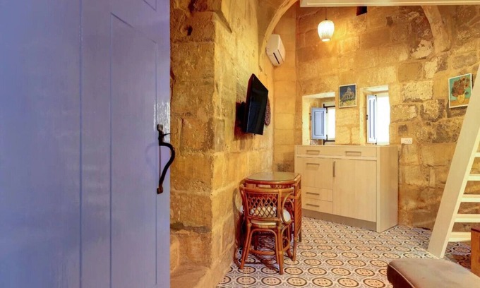 Victoria Apartamento | Timeless Elegance: 900-Year-Old Renovated Studio