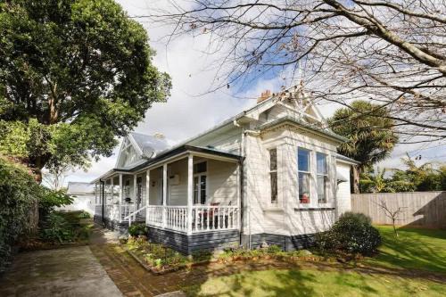 New Plymouth Casa | Timeless Treasure - family retreat with garden
