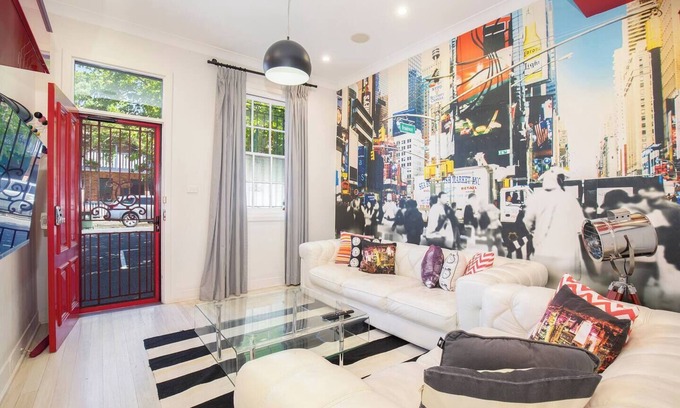 Cooks Hill Casa | Times Square Terrace Vibrant Charm in Newys Heart