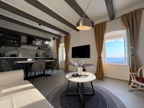 Ustrine Apartamento | Tina's Sunset Haven