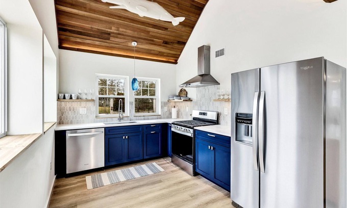 South Yarmouth Cabaña | TinkerTown #6 Luxury Cottage: 2 Bedroom 2+Baths quick walk to beaches and bar