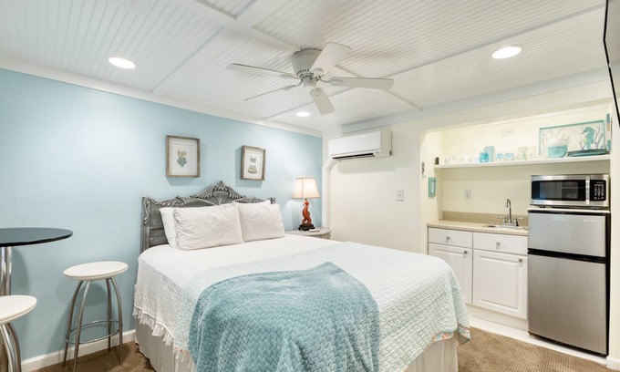 Folly Beach Casa | Tiny but perfect, super close to the beach.