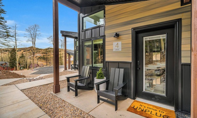 Steam Engine Meadows Cabina | Tiny Cabin at Unplug #4, Close to Giant Steps Slope