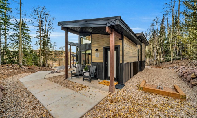 Steam Engine Meadows Cabina | Tiny Cabin Getaway #6 @Unplug Resort, Sauna, Full Kitchen