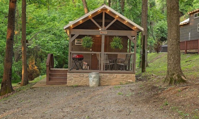 Lookout Valley Neighborhood Association Apartamento | Tiny Cabin Village | Private Hot Tub | Lynda Cabin