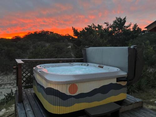Lakehills Chalet De Esquí | Tiny Cabin w hot tub & pool surrounded by nature