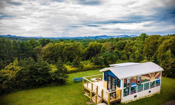 Ashe County Cabina | Tiny, charming mountaintop cottage with large firepit, deck and amazing views