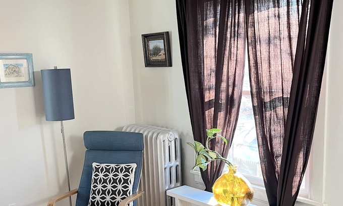Evanston Cabaña | Tiny Cottage in West Village Arts District