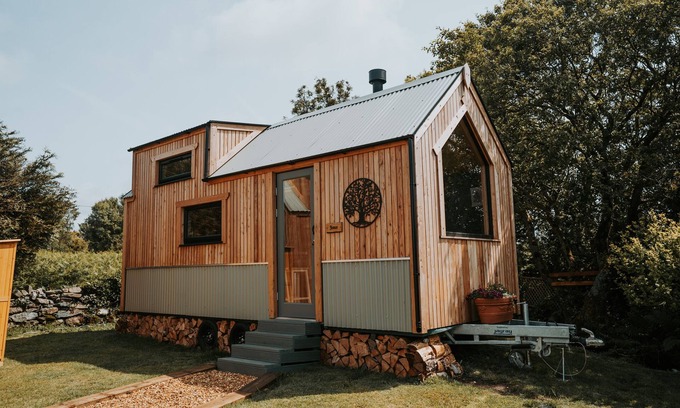 Amlwch Cabaña | DRIFTWOOD, pet friendly, with open fire in Llanfechell