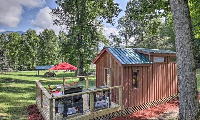 Hayesville Casa | Tiny Home in Hayesville with Deck Near Trails!