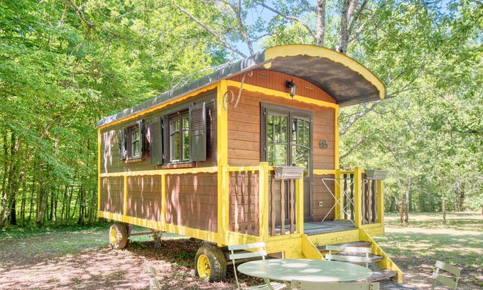 Monsac Casa | La Roulotte Jaune - Alojamiento atípico con piscina interior climatizada compartida