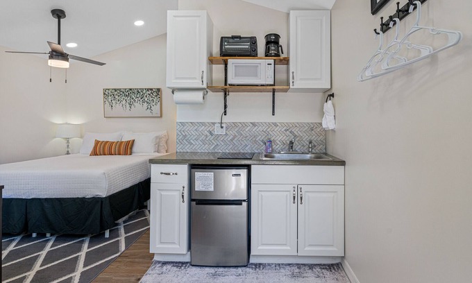 Northeast Tampa Casa | Tiny Home Near USF and Downtown—Patio, Fast Wi-fi