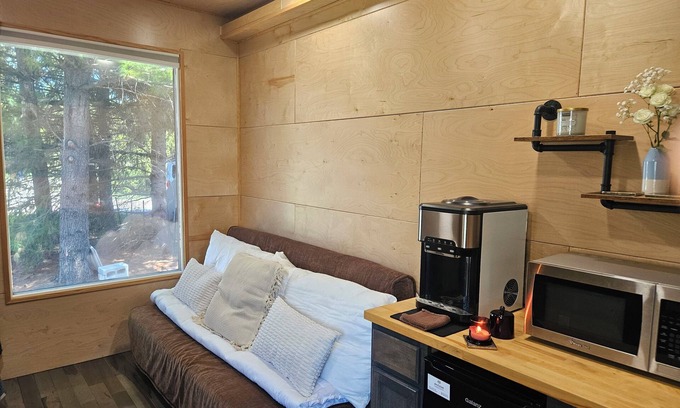Lake Villa Cabina | Tiny Home Retreat with hot tub