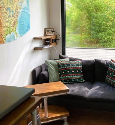 Scheuerfeld Casa | Tiny House im Seecontainer mit Parkplatz, Glasfaser, Netflix, Veranda und gehobener Ausstattung