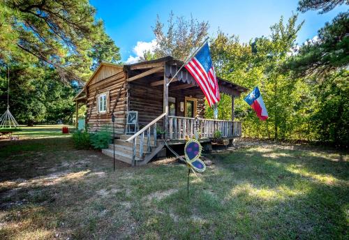 Montgomery Cabina | Tiny house LogCabinBnB - Ren Fest Renaissance Festival Bernhardt Arrowhead Hill Olde Dobbin Station Ranch House Farmhouse Wedding Venue Houston Woodlands College Station TAMU