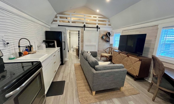 North Charleston Cabaña | Tiny house monthly rental with small office in central North Charleston with AC