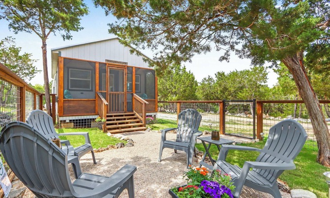 New Braunfels Casa | Tiny House on the Hill I Couples, stargazing