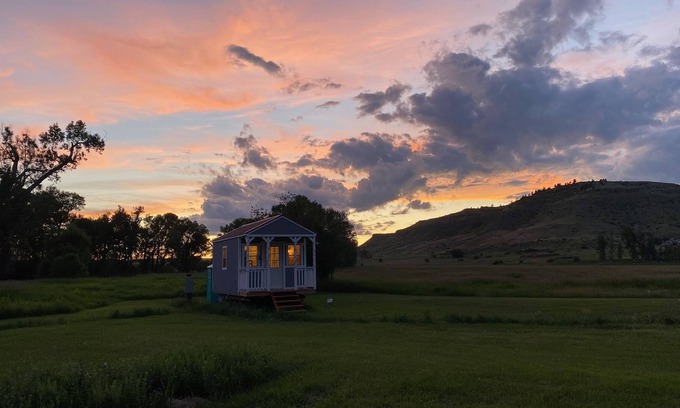 Absarokee Cabina | Tiny House on the Prairie