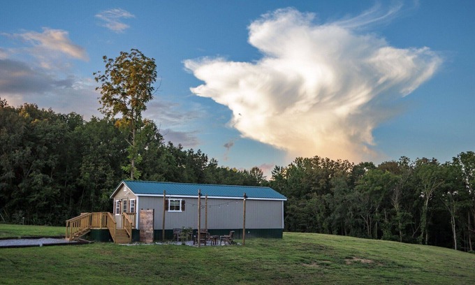 McMinnville Casa | Tiny House with lake view and large yard
