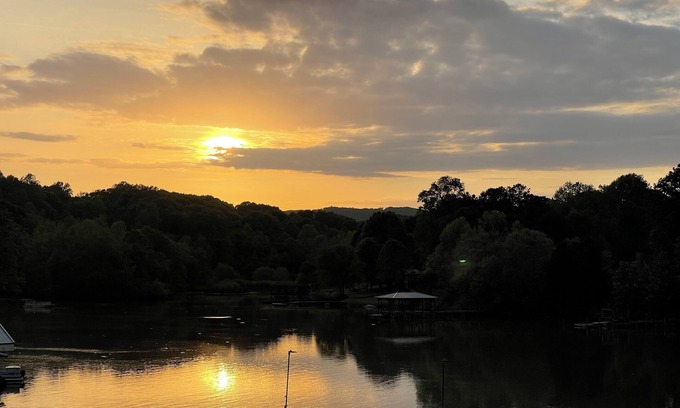 Sherrills Ford Cabina | Tiny Lakeside Retreat, sleeps 8. On Lake Norman for all the lake fun!