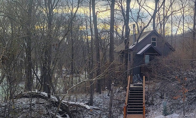 Elba Cabina | Tiny Treehouse Cabin Retreat, Riverside, Adults Only, No Pets, Peace and Quiet!