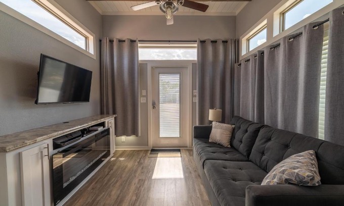 Austin Complejo | Tiny Upscale Resort Home