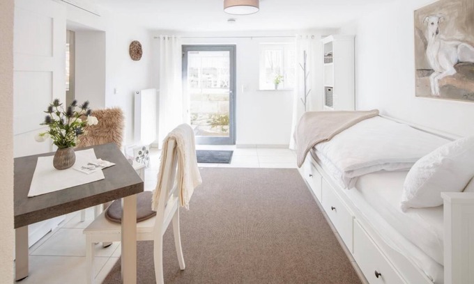 Schwaebisch Hall Apartamento | Tiny vacation apartment at the city park with small outdoor seating area