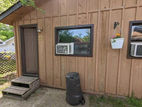 Wasaga Beach Casa | Tiny Wood Cottage 22