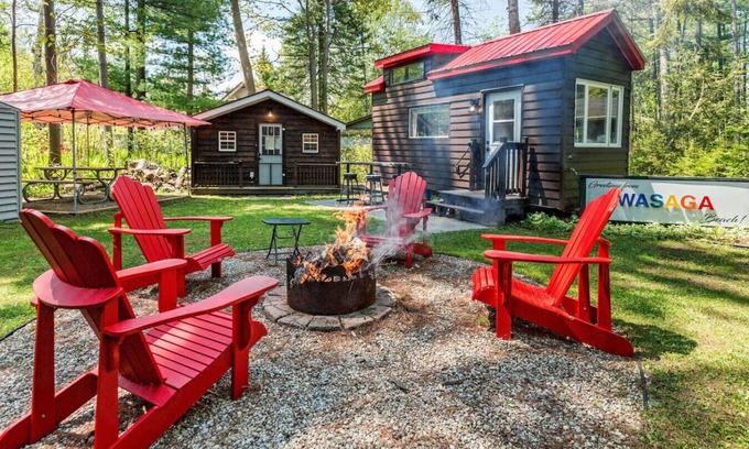 Wasaga Beach Casa | TinyHome | Watercrafts+FirePit+BBQ