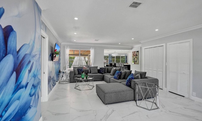 Downtown Hollywood Casa | Tipi 5 Bedroom 3 Bath Pool Home