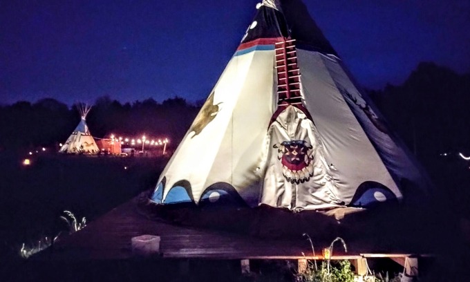Lewisburg Cabina | Tipi Creek Glamping With Hot Tub