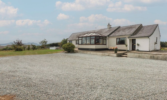 Dwyran Cabaña | TIR MAWR, pet friendly, with open fire in Niwbwrch (Newborough)