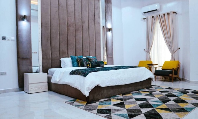 Ofin Casa | Tire’s Sweet Luxury Home: 10 minutes to Lekki Conservation Center