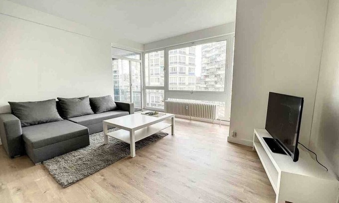 Charleroi Apartamento | Tirou 3 station and airport center