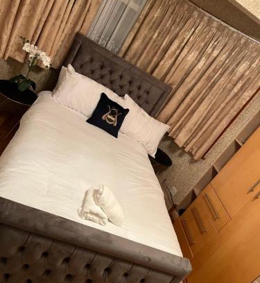 Manor Apartamento | TJ Homes - One double bed room with garden view - Next to tube station