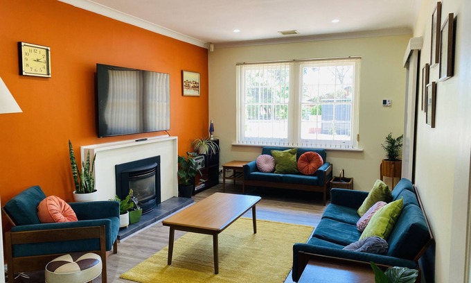 Novar Gardens Casa | TJ’s Retro Retreat between Glenelg and CBD