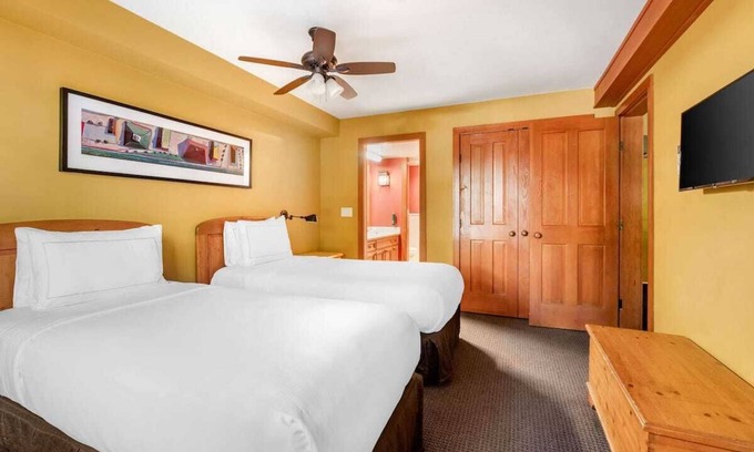 Upper Village Complejo | tnLuxurious 2 bedroom family aptt. in a ski resort Whistler BC - upper village