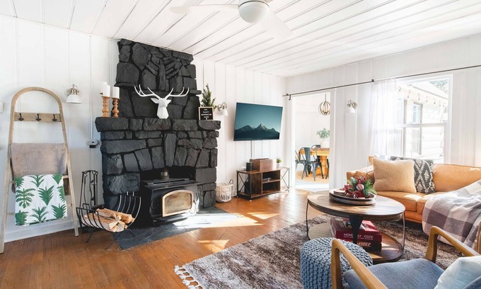 Big Bear City Cabina | Toasty Marshmallow Cabin: 3b/2b Ideal Layout. Pets Ok. Spa. Games & Poker Table