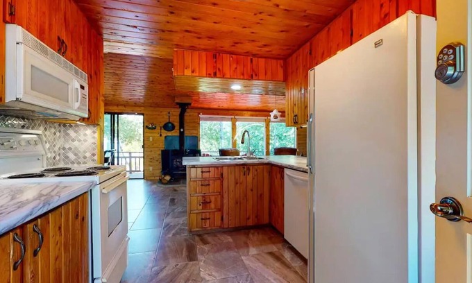 Northern Bruce Peninsula Cabaña | Tobermory Waterfront Cottage @ Singing Sands Beach