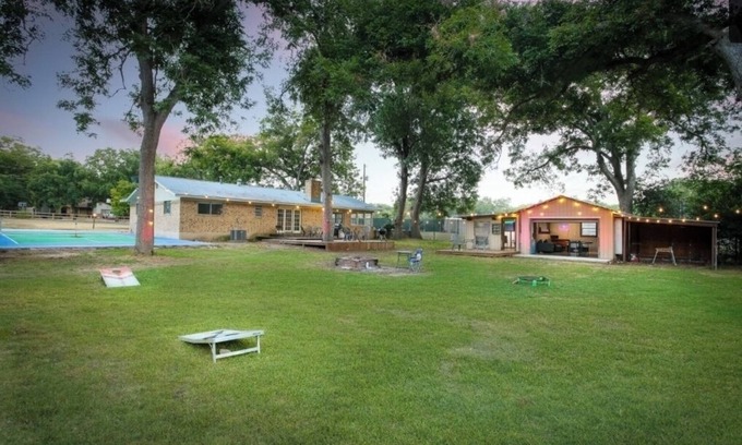 New Braunfels Casa | TOES UP!! 6 blocks from Schlitterbahn. 5 min. from Gruene, 5 min. from DT NB.