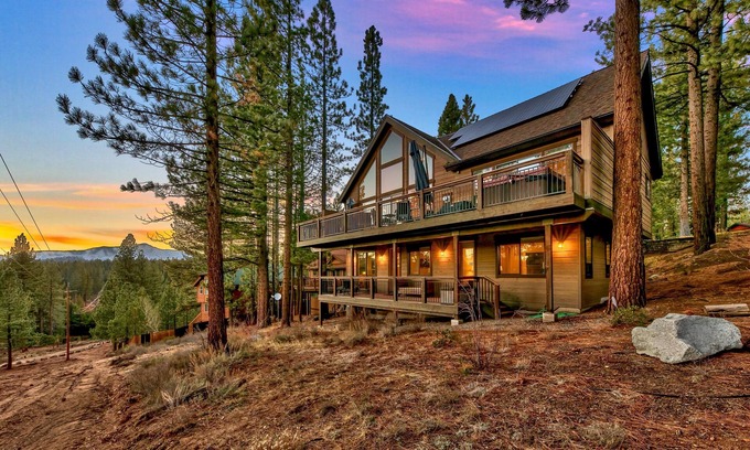 Montgomery Estates Casa | Toiyabe Luxury 6BR + Loft, 5BA, Spa,8 Min to Ski
