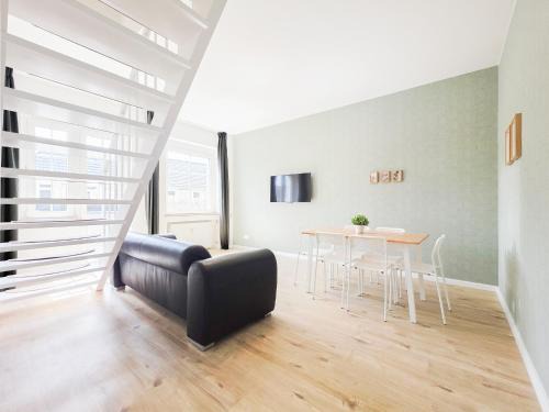 Gerresheim Apartamento | Tolstov Apartments - 4 Room Apartment - Maisonette - Balcony - 20 Min Messe DUS and Old Town DUS