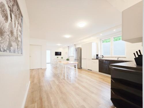 Oberbilk Apartamento | Tolstov House - 6 Zimmer Haus - große Küche - Garten - Parkplatz - 25min Messe DUS