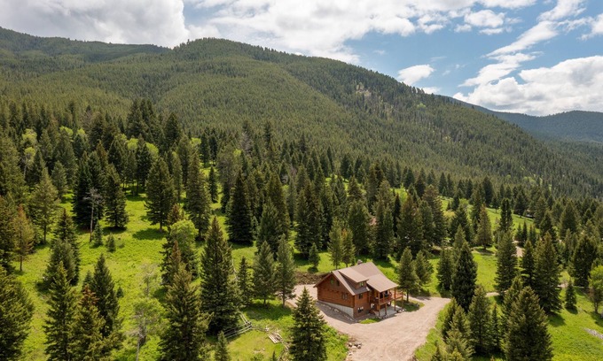 Gallatin Gateway Cabina | Tom's Big Sky Cabin - Close to the Gallatin River, hiking, and Yellowstone!