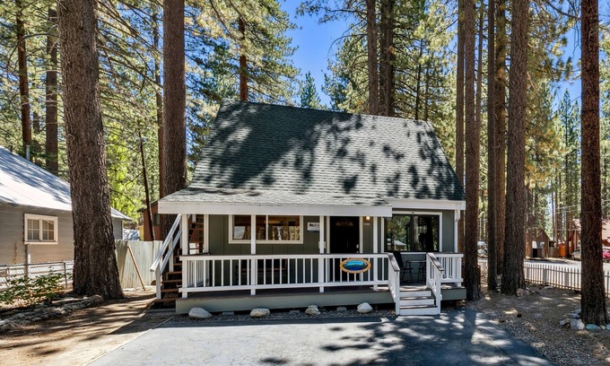 South Lake Tahoe Cabina | Tommy Tee's Forest Cottage: Hot Tub, Close to Lake & Skiing