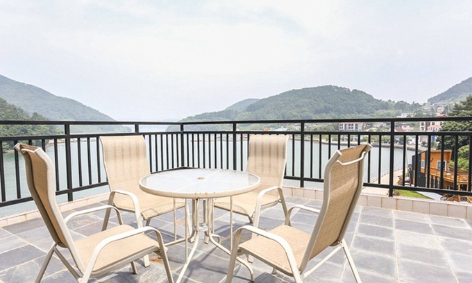 Yanghwa Casa | Tongyeong Slobbie Guest House